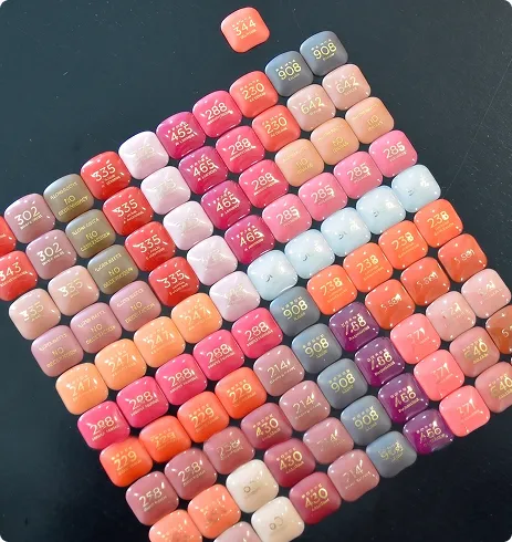 Capsules colorées de cosmetique vue de dessus